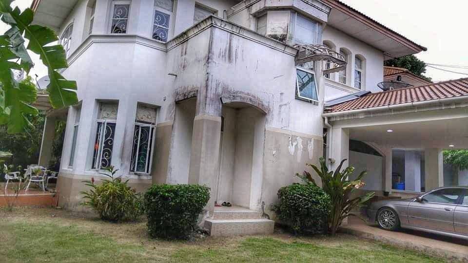 Odoo • A picture with a caption